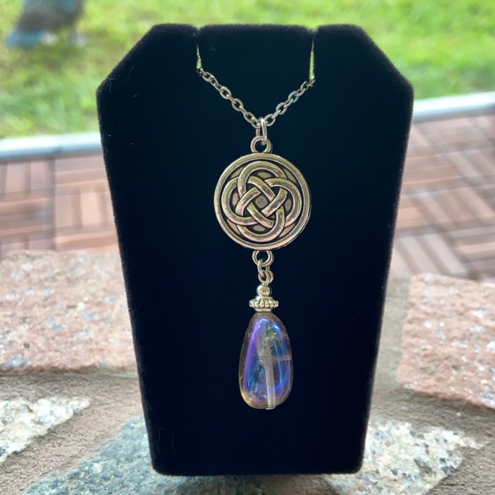 Celtic knot charm & titanium aura crystal - Picture 5 of 10